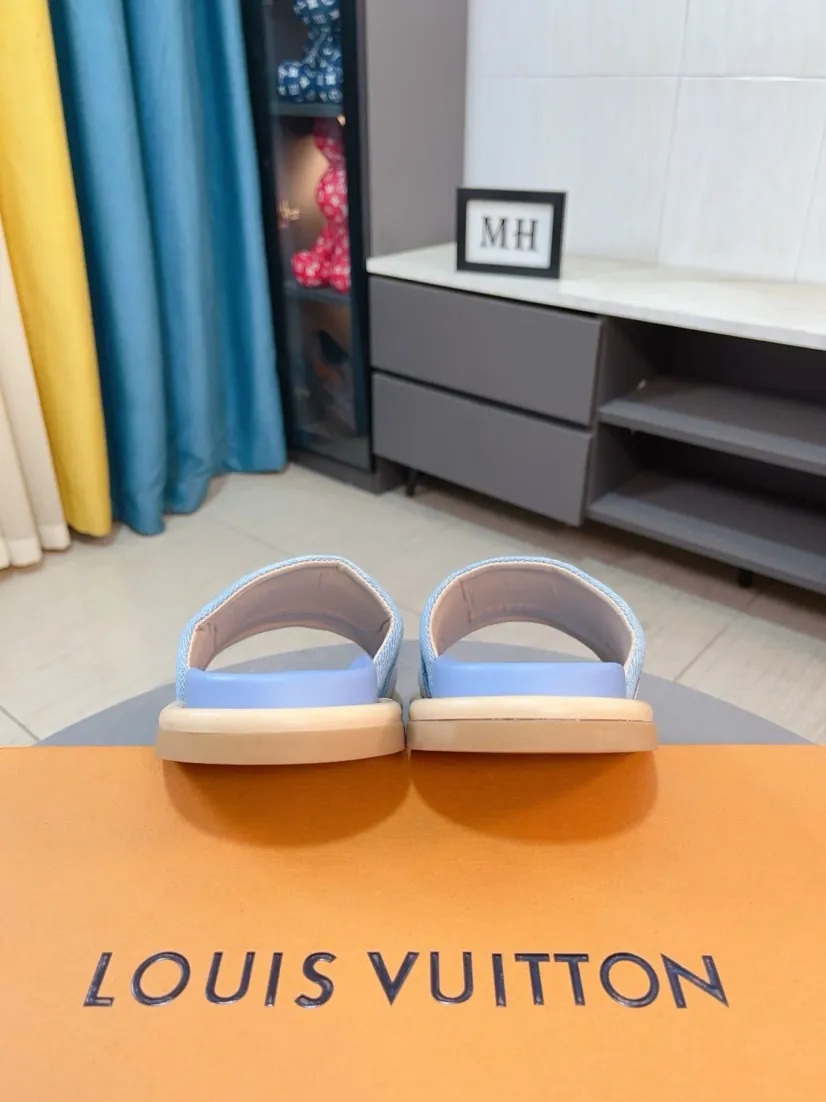 Ex-factory price 360🌹🌹 (lv-Louis Vuitton) New men's slippers, high-end boutique, exquisite embossed logo decoration on the upper, fine workmanship, super soft soles, casual, loose and comfortable, a must-have in summer! \nsize：38-44